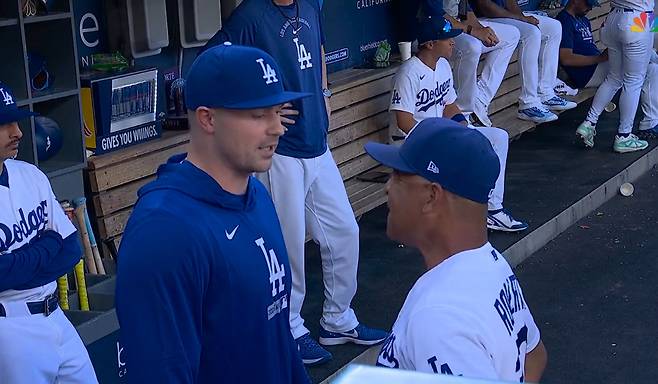 데이브 로버츠 감독과 이야기를 나누고 있는 태릭 스쿠벌. 사진=MLB 공식 X 계정 캡처