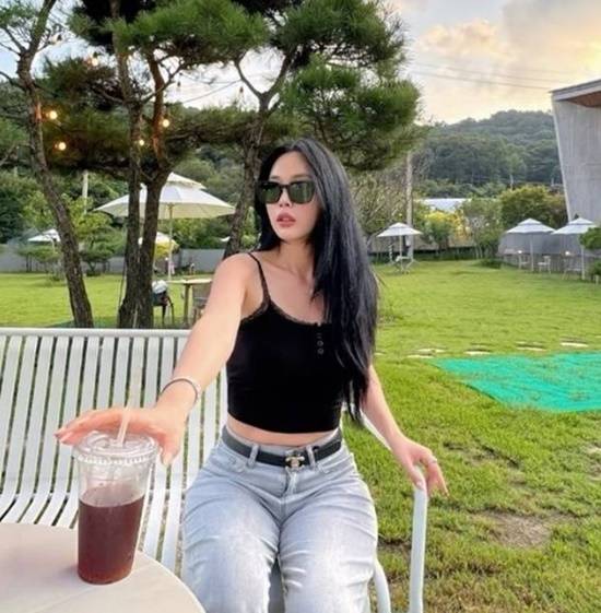 "간만에 바람 쐬러 나왔지 모야~" 홍진영은 최근 자신의 SNS를 통해 여러 장의 사진을 공개하며 팬들에게 근황을 알렸다. 홍진영 특유의 밝고 유쾌한 멘트와 함께 올린 사진에서는 여유로운 일상을 즐기는 모습이 담겼다. /홍진영 SNS