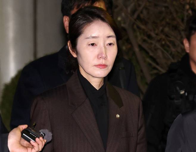 '1억 공천헌금' 의혹을 받는 강선우 무소속 의원이 지난 3월 3일 서울 서초구 중앙지법에서 열린 구속 전 피의자 심문을 마친 뒤 법정을 나서고 있다. 뉴스1