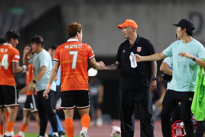 차두리 화성 감독의 압박 축구가 팀을 승격 경쟁권으로 이끌고 있다. 한국프로축구연맹 제공