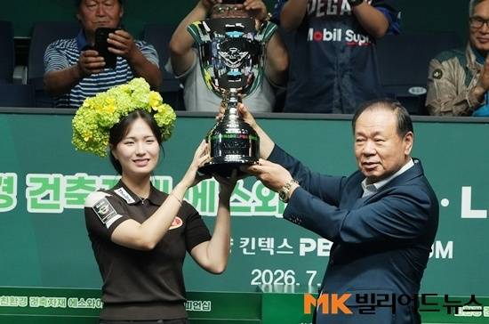 박정현(왼쪽)이 타이틀스폰서 에스와이 홍성균 부회장과 함께 우승 트로피를 들어 올리고 있다.