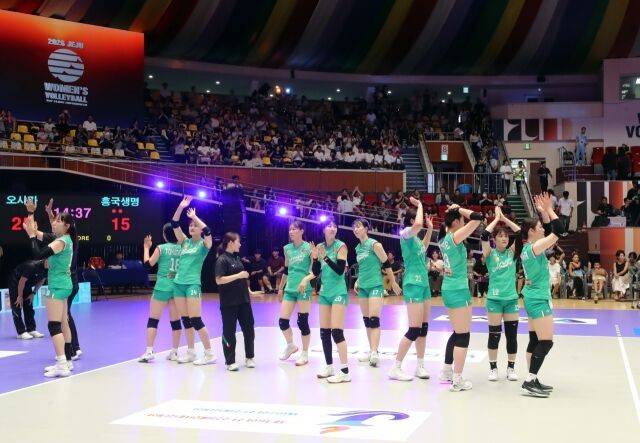 오사카 마블러스가 1일 제주 한라체육관에서 열린 '2026 한중일 여자배구 탑클럽 슈퍼매치' 흥국생명전을 마친 뒤 팬들에게 인사를 하고 있다./KBSN 제공
