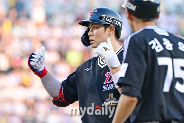 LG 홍창기가 5회초 2사 2루에 1타점 적시타를 친 후 기뻐하고 있다./마이데일리