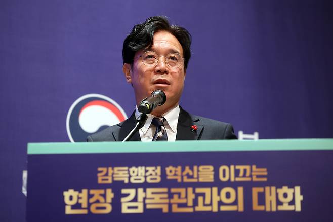 김영훈 고용노동부 장관이 1월 14일 서울 서초구 양재 엘타워에서 열린 현장 감독관과의 대화에서 특강을 하고 있다. [연합]