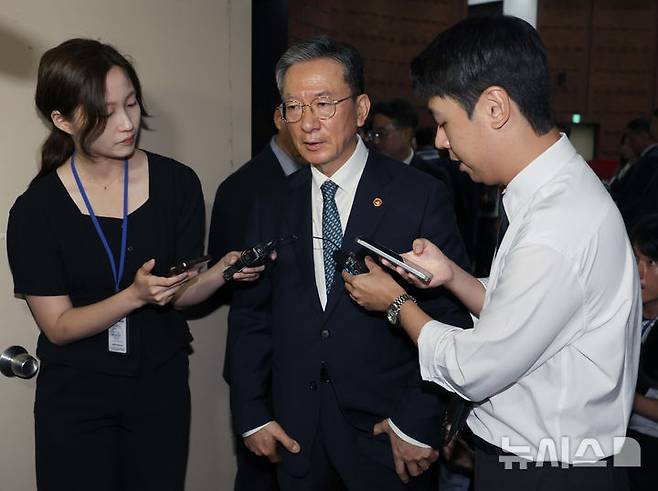 [과천=뉴시스] 김금보 기자 = 정성호 법무부 장관이 3일 경기 과천시 정부과천청사에서 신임검사 임관식을 마친 뒤 형사소송법 개정안 관련 취재진 질문에 답하고 있다. 2026.08.03. kgb@newsis.com