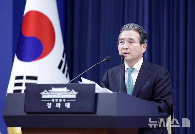 [서울=뉴시스] 김진아 기자 = 김용범 정책실장이 지난달 22일 청와대 춘추관에서 이재명 대통령의 7월 미국 및 남미 순방 관련 사전 브리핑을 하고 있다. 2026.07.22. bluesoda@newsis.com