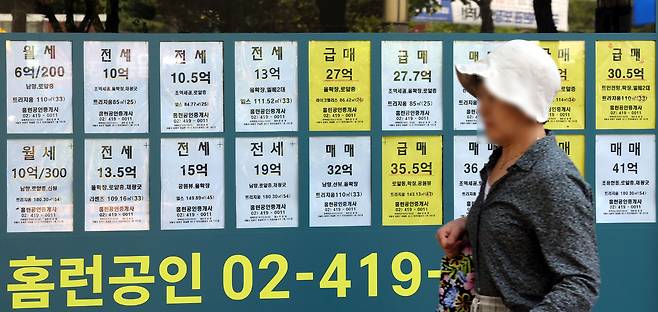 정부가 초고가 주택과 비거주 1주택 등의 보유세 부담을 강화하는 내용의 부동산 세제개편안을 내놓은 3일 서울 송파구의 한 공인중개업소에 매물정보 안내문이 내걸려 있다.&nbsp; 이재문 기자