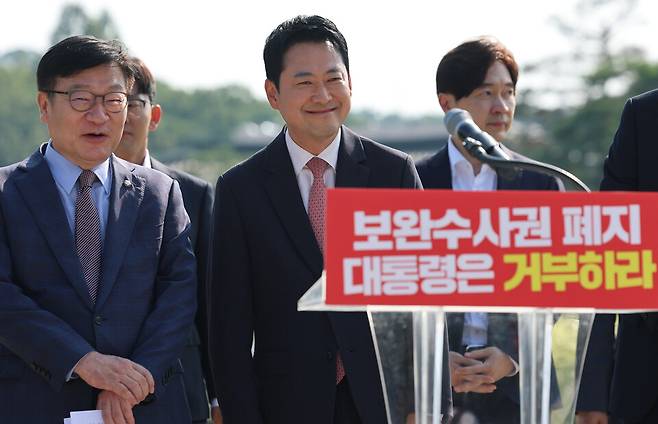 국민의힘 장동혁 대표와 정점식 원내대표가 3일 청와대 사랑채 앞에서 열린 현장 최고위원회의에 참석해 있다. ⓒ연합뉴스