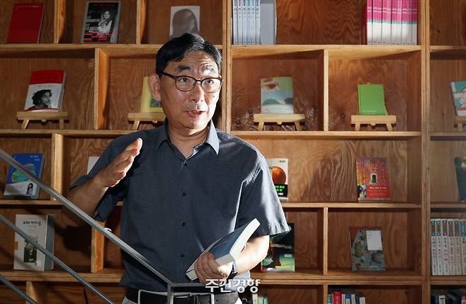 고려대학교 앞 인문사회과학 전문 서점 ‘지식을 담다’ 김준수 대표가 신장이식 수술 당시 상황을 설명하고 있다. 김정근 선임기자