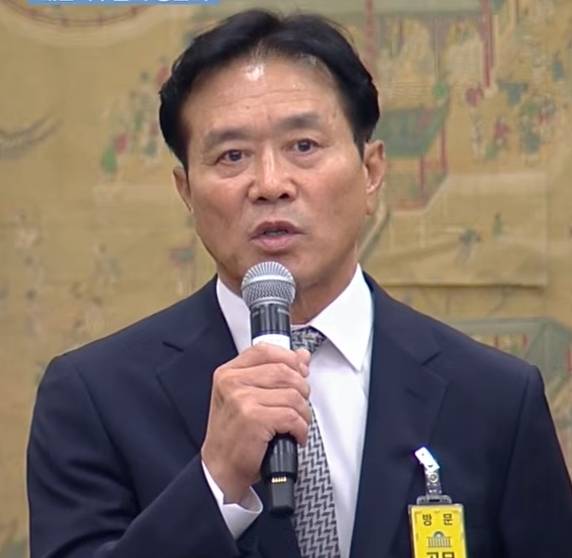 대한축구협회는 3일 문진희 대한축구협회 심판위원장이 일신상의 사유로 사임서 제출했다며, 향후 심판위원회는 새 집행부 출범시까지 부위원장 대행 체제로 운영할 예정이라고 공식 발표했다. 문 위원장은 지난달 30일 국회 문화체육관광위원회의 대한축구협회 청문회에서 심판 배정과 평가 체계를 둘러싼 의혹에 대한 질의를 받던 중 여러 차례 의원들과 충돌했고, 결국 청문회 나흘 만에 자리에서 물러났다. 그러나 청문회에서 문 위원장과 함께 심판 배정 구조의 핵심 인물로 거론된 부위원장이 업무를 이어받게 되면서, 심판 행정의 실질적인 개선을 기대하기 어렵다는 우려도 나온다. 청문회 동영상 캡처