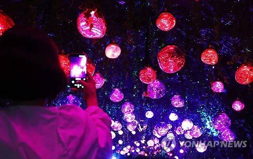 폭염 피해 동굴 찾은 시민들 (광명=연합뉴스) 홍기원 기자 = 지난달 28일 경기도 광명시 가학동 광명동굴을 찾은 시민들이 시원한 동굴에서 더위를 식히고 있다. 2026.7.28