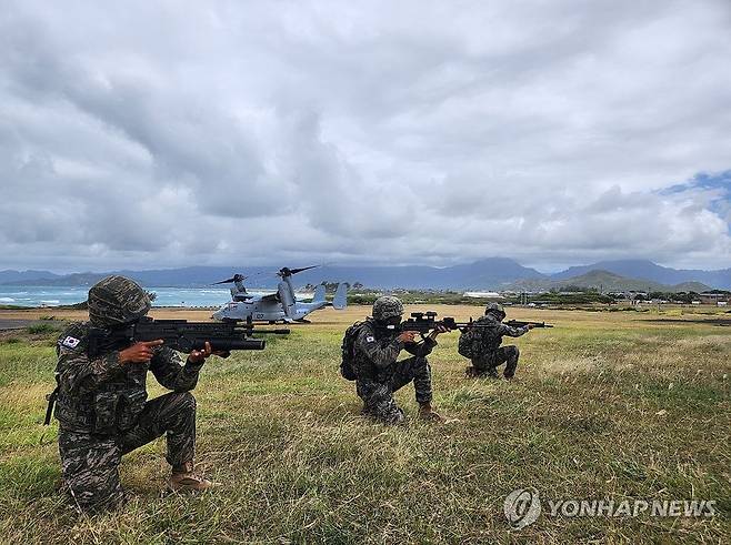 해병대 MV-22 오스프리 공중돌격 훈련 (서울=연합뉴스) 2026 환태평양훈련(RIMPAC)에 참가 중인 해병대 장병들이 9일(현지시간) 미국 하와이 카네오헤에 위치한 미해병대 기지(MCBH)에서 MV-22 오스프리 공중돌격 훈련을 실시하고 있다. 2026.7.10 [대한민국 해병대 제공. 재판매 및 DB 금지] photo@yna.co.kr