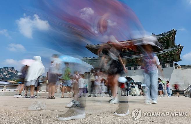 사람도 녹을 듯한 더위 (서울=연합뉴스) 김성민 기자 = 무더위와 폭염이 이어지고 있는 3일 서울 종로구 광화문 앞에서 시민들이 이동하고 있다. 장노출 사진은 ND필터를 사용해 1초 동안 촬영했다. 2026.8.3 ksm7976@yna.co.kr