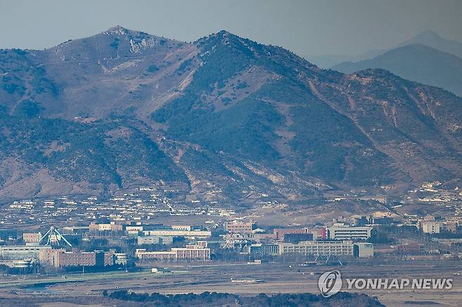 적막한 개성공단 (파주=연합뉴스) 임병식 기자 = 북한이 한국 무인기 침투를 주장하고 있는 가운데 11일 경기도 파주시 접경지역에서 바라본 개성공단 일대가 적막하다. 2026.1.11 andphotodo@yna.co.kr