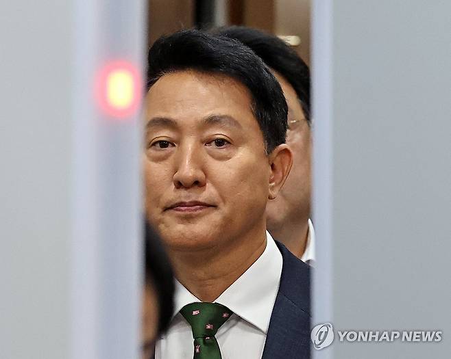 벌금 1천만원 선고받은 오세훈 서울시장 (서울=연합뉴스) 서명곤 기자 = 정치 브로커 명태균씨로부터 여론조사 결과를 받아보고 후원자에게 비용을 대납하게 한 혐의로 기소된 오세훈 서울시장이 22일 오후 서울 서초구 서울중앙지법에서 열린 선고 공판을 마친 뒤 법정을 나서고있다． 서울중앙지법 형사합의22부(조형우 부장판사)는 이날  정치자금법 위반 혐의로 재판에 넘겨진 오 시장에게 벌금 1천만원을 선고했다.  2026.7.22 [공동취재] seephoto@yna.co.kr