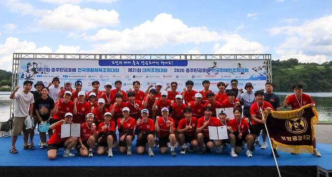 지난 7월26일 충주 탄금호 국제조정경기장에서 열린 ‘제21회 전국대학조정대회’에서 종합 2위를 차지한 포스텍 조정부 선수들이 수상 후 기념 촬영을 하고 있다. /포스텍 제공