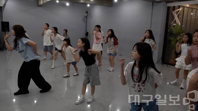"우리도 제나 언니처럼 될래요." 지난달 29일 오후 경주 프리미엄 댄스 스튜디오에서 학원생들이 걸그룹 이즈나(izna)의 안무를 배우며 구슬땀을 흘리고 있다. 김용국 기자