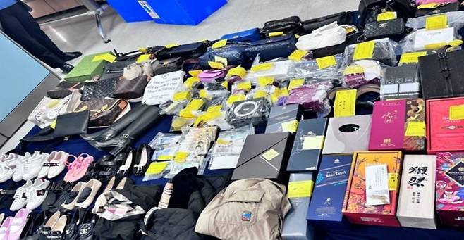 경기도가 지방세 고액 체납자 가택 수색 등을 통해 압류한 명품 시계 등 물품.<사진=뉴스1>