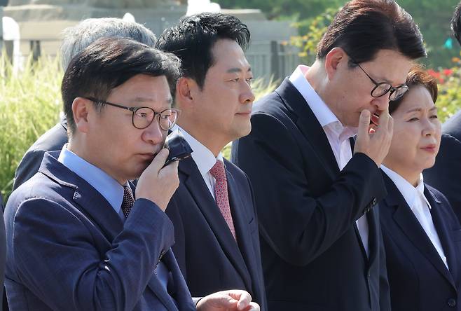 국민의힘 장동혁 대표, 정점식 원내대표 등 지도부가 3일 오전 서울 종로구 청와대 분수대 앞에서 열린 '보완수사권 폐지 악법 거부권 촉구 현장 최고위원회의'에서 최고위원들의 발언을 경청하고 있다./남강호 기자