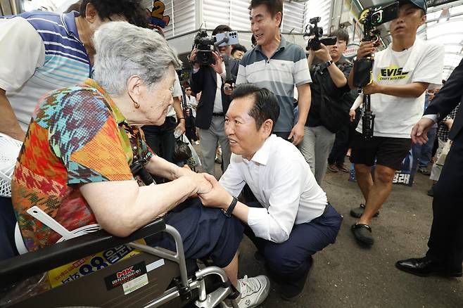 정청래 더불어민주당 대표 후보가 4일 전남광주통합특별시 북구 말바우시장을 방문해 86세 어르신과 인사를  나누고 있다. 2026.8.4 (광주=뉴스1)