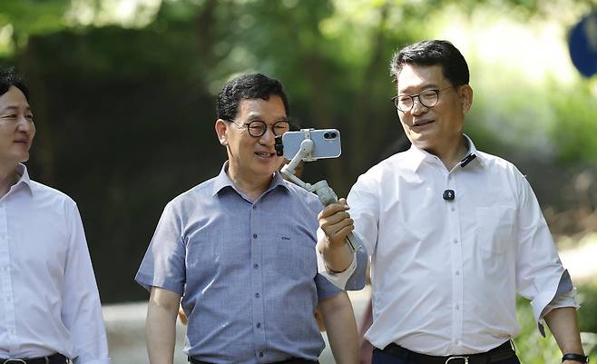 송영길 더불어민주당 대표 후보가 4일 전남광주통합특별시 화순 너릿재길을 신정훈의원과 함께 걷고 있다. 2026.8.4 (화순=뉴스1)