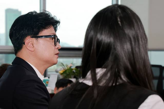 한동훈(왼쪽) 무소속 의원이 지난 7월 13일 국회 의원회관 자신의 사무실에서 더불어민주당이 추진하는 검찰 보완수사권 폐지 형사소송법 개정안과 관련해 ‘부산 돌려차기 강간살인미수’ 사건 피해자 김진주씨(필명, 오른쪽)와 면담한 뒤 취재진을 만나 면담 내용을 설명하고 있다. [연합뉴스]