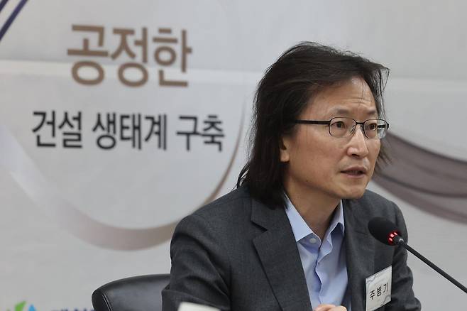 주병기 공정거래위원장이 지난달 24일 서울 동작구 대한전문건설협회에서 열린 건설산업 상생협력 및 공정거래 협약 체결식에서 인사말을 하고 있다. 뉴시스
