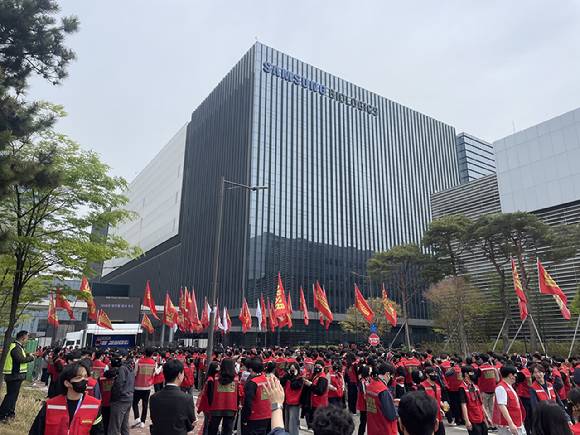 지난 4월 삼성바이오로직스 본사 정문 앞에서 노조가 단체 투쟁결의대회를 열고 있다. [사진=아이뉴스24 DB]
