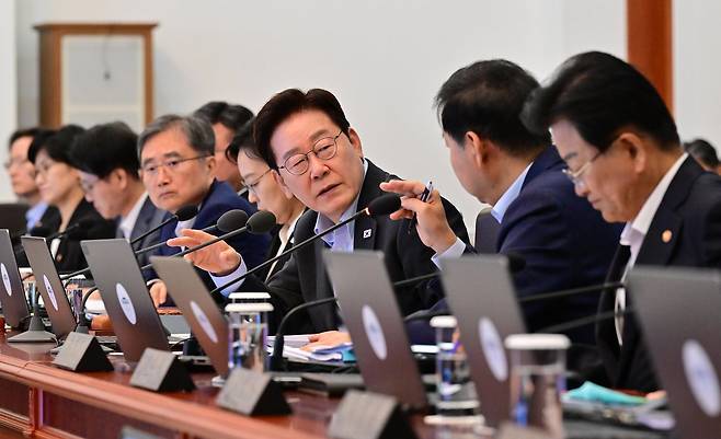 이재명 대통령이 4일 청와대에서 열린 국무회의에서 구윤철 경제부총리를 바라보며 현안을 묻고 있다. [청와대사진기자단]