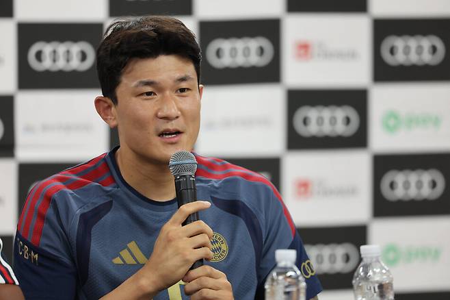 ‘아우디 풋볼 써밋 2026 제주SK FC vs FC 바이에른 뮌헨‘ 경기를 하루 앞둔 3일 서귀포시 제주월드컵경기장에서 열린 공식 기자회견에서 FC 바이에른 뮌헨의 김민재가 질문에 답하고 있다. 연합뉴스
