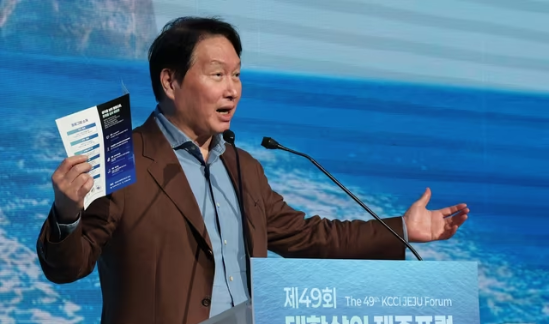 최태원 대한상공회의소 회장이 7월 18일 제주 서귀포시 신라호텔에서 열린 ‘제49회 대한상의 제주포럼’에서 폐회사를 하고 있다. (대한상공회의소 제공)