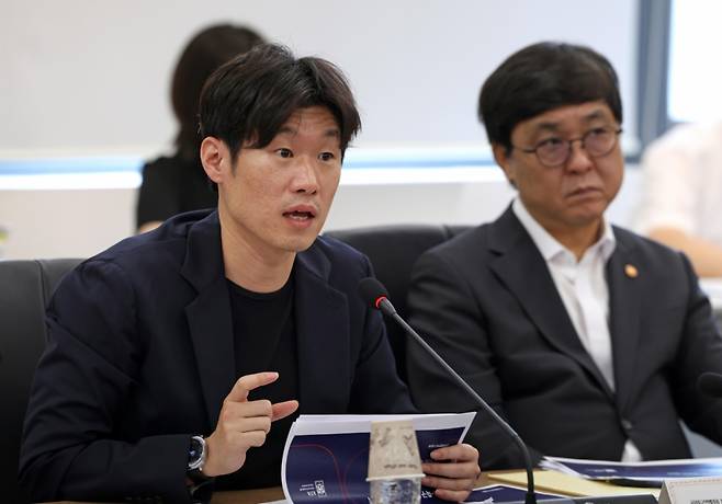 박지성 K축구 혁신위원회 공동위원장(왼쪽)과 최휘영 문화체육관광부 장관이 지난 27일 서울 종로구 국립현대미술관 서울관에서 열린 4차 회의에 참석한 모습. / 사진제공 = 문화체육관광부