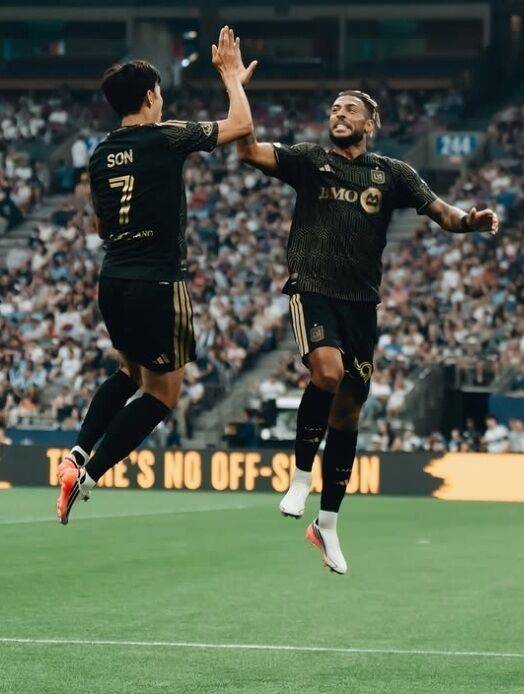 손흥민이 2026시즌 MLS 밴쿠버 원정 경기에서 골세리머니를 펼치고 있다./LAFC