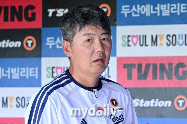 1일 서울 잠실야구장에서 열린 '2026 신한 SOL KBO리그' LG 트윈스와 두산 베어스 경기. 두산 김원형 감독이 경기 전 LG 염경엽 감독과 이야기를 나누고 있다./한혁승 기자