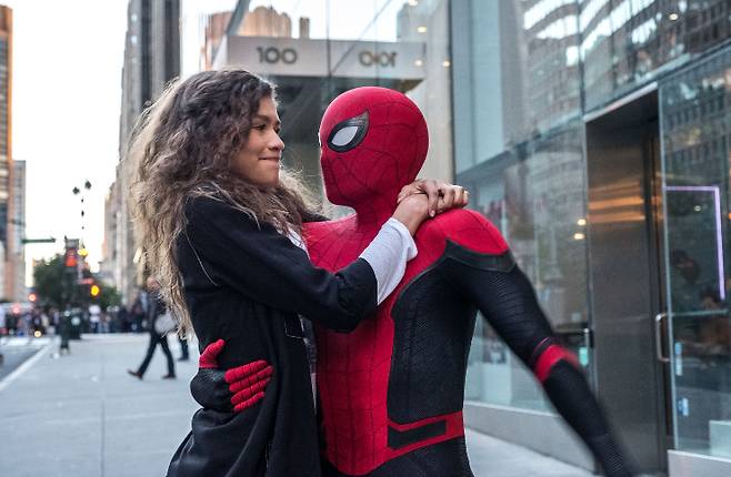 Amy Pascal, the producer of the Spider-Man film series, revealed an anecdote about how she tried to prevent the lead actors from dating but ultimately failed. The production team had been urging the actors not to date, fearing that it would compromise the films immersion and create complications.In a recent interview with the BBC, Amy Pascal revealed that she advised Tom Holland and Zendaya not to date when they were being cast. She explained that she had conveyed the same advice to Andrew Garfield and Emma Stone in the past, but was unable to prevent the actors, who played lovers in the film, from becoming real-life couples.In fact, the Spider-Man series saw the formation of three couples: Tobey Maguire and Kirsten Dunst, Andrew Garfield and Emma Stone, and Tom Holland and Zendaya. The production team stated that while they guarded against private meetings to maintain the quality of the film, they were ultimately unable to stop the actors romances.