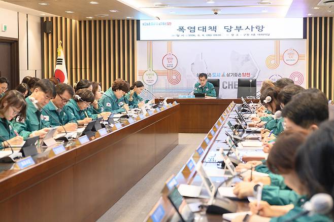 이기재 양천구청장이 4일 오전 폭염대책회의를 주재하고 있다.