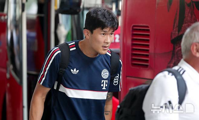 [제주=뉴시스] 우장호 기자 = 독일 프로축구 분데스리가 명문 바이에른 뮌헨에서 뛰고 있는 김민재가 2일 오후 제주국제공항 1층 국제선 도착장을 통해 입국해 이동하고 있다. 2026.08.02. woo1223@newsis.com