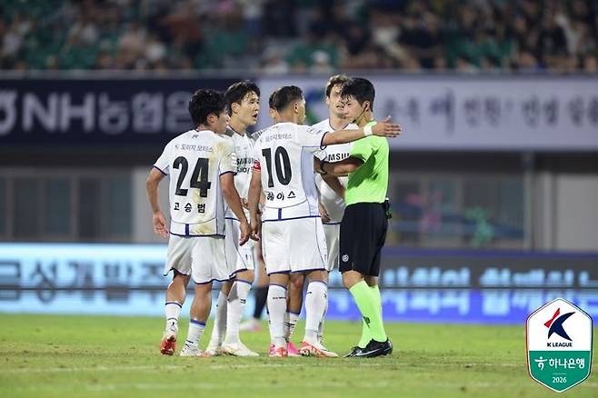[서울=뉴시스] 프로축구 K리그2 수원삼성 선수단. (사진=한국프로축구연맹 제공) photo@newsis.com *재판매 및 DB 금지
