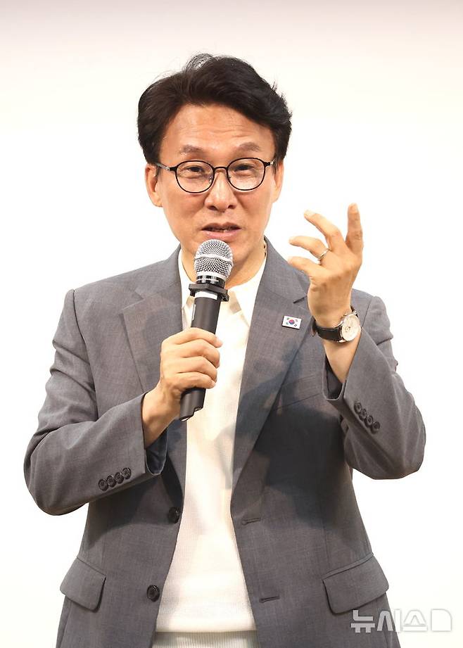 [김제=뉴시스] 김얼 기자 = 김민석 더불어민주당 당대표 후보가 4일 전북 김제시 길보른 종합사회복지관에서 열린 '더불어민주당 김제·부안 권리당원 강연회'에 참석해 발언하고 있다. 2026.08.04. pmkeul@newsis.com