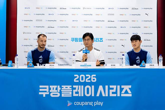 정정용 감독(가운데)과 이동경(오른쪽), 무고사. 쿠팡플레이 제공