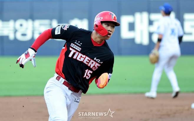 기아 1번타자 박재현이 29일 대구삼성라이온즈파크에서 열린 2026KBO리그 삼성라이온즈와 기아타이거즈 경기 1회초 박상준 안타에 득점하고 있다.  2026.07.29. /사진=강영조 cameratalks@