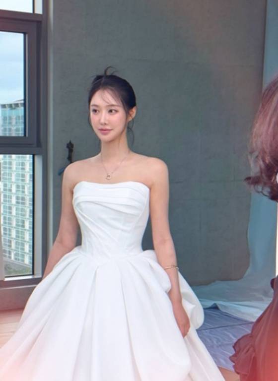 b-b-girl member Private Sector recently captured the attention of fans by revealing behind-the-scenes photos from a wedding photoshoot on his personal social media. The group b-b-girl, to which Private Sector belongs, released their new single BODY WAVE on the 16th of last month and is continuing their active promotions.