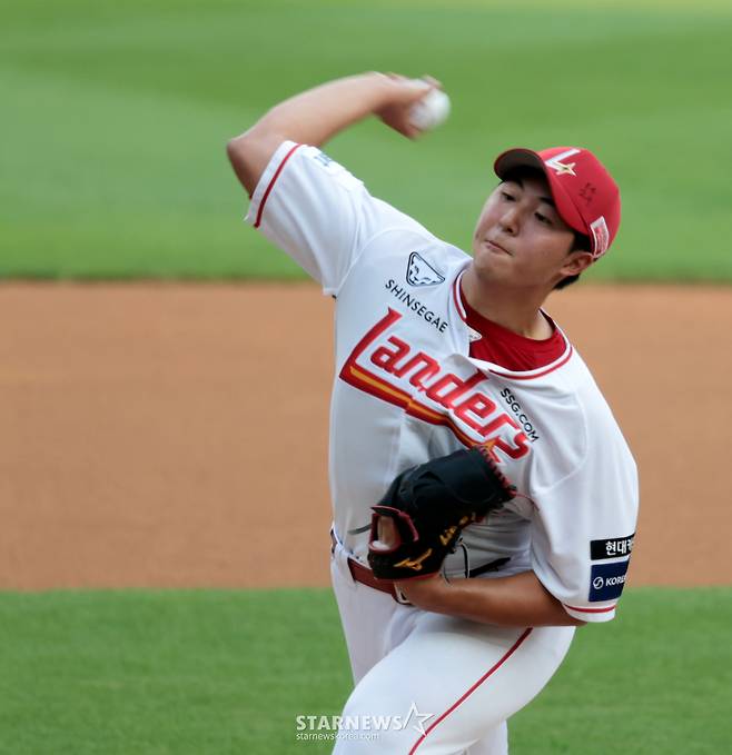[포토]웰스와 선발대결 김민준