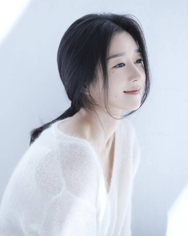 Actress Seo Ye-ji shared updates on her life by releasing new photos on her social media that showcase contrasting moods. Photos capturing fans attention included one revealing her innocent charm in a white knit sweater and another exuding a chic vibe in a black outfit.In the released photos, Seo Ye-ji boasts long straight hair, clear skin, and distinct features while displaying a gentle smile. In the black-and-white photos, she showed off a contrasting charm with a calm demeanor, gazing both directly at the camera and to the side.Since her debut in 2013, Seo Ye-ji has garnered public love by appearing in various works such as *Save Me* and *Its Okay to Not Be Okay*. Last March, she also took to the stage for the first time since her debut in the play *Hymn of Death*.It is reported that Seo Ye-ji is currently considering appearing in the drama *Human Forest* as her next project.