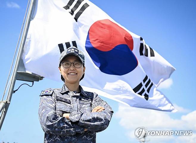 해군, 대령 지휘 함정에 최초로 여군 함장 임명 (서울=연합뉴스) 해군이 대한민국 해군 역사상 처음으로 함장 중 가장 높은 계급인 대령급 함정의 함장으로 여군을 임명했다고 4일 밝혔다.
    사진은 여군 최초로 대령 지휘 함정인 독도함장으로 취임하는 배선영 대령. 2026.8.4 [해군 제공. 재판매 및 DB 금지] photo@yna.co.kr