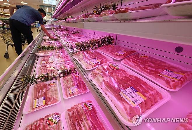 삼겹살 [연합뉴스 자료사진] 지난달 21일 서울의 한 대형마트에서 시민들이 삼겹살을 고르고 있다. photo@yna.co.kr