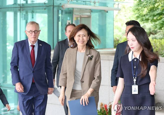 외교부 방문하는 미셸 스틸 신임 주한미국대사 (서울=연합뉴스) 안정원 기자 = 미셸 스틸 신임 주한미국대사가 4일 서울 종로구 정부서울청사 외교부를 방문하고 있다. 미셸 스틸 대사 왼쪽은 남편 숀 스틸 변호사. 2026.8.4 jeong@yna.co.kr