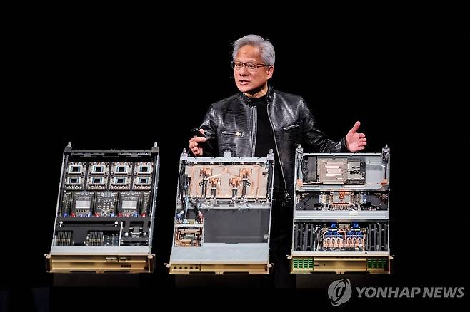 엔비디아의 AI칩 설비를 설명하는 젠슨 황 CEO [AFP=연합뉴스. 재판매 및 DB 금지]