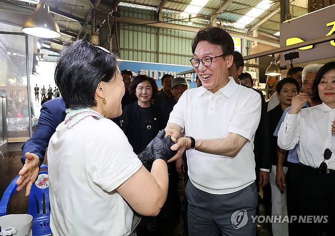 인사하는 김민석 후보 (전주=연합뉴스) 정경재 기자 = 김민석 더불어민주당 당 대표 후보가 4일 전북 정읍시 샘고을시장에서 상인들과 반갑게 인사하고 있다. 2026.8.4 jaya@yna.co.kr