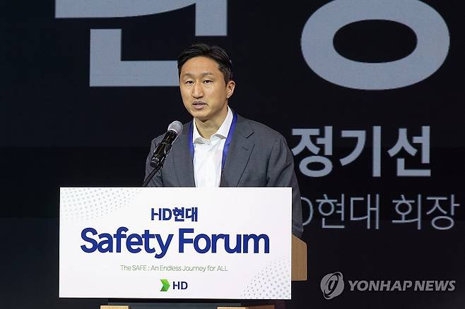 환영사 하는 정기선 HD현대 회장 (서울=연합뉴스) 정기선 HD현대 회장이 19일 경기 성남시 HD현대 글로벌R&D센터에서 열린 HD현대 세이프티 포럼에서 환영사를 하고 있다. 2025.12.19 [HD현대 제공. 재판매 및 DB 금지] photo@yna.co.kr